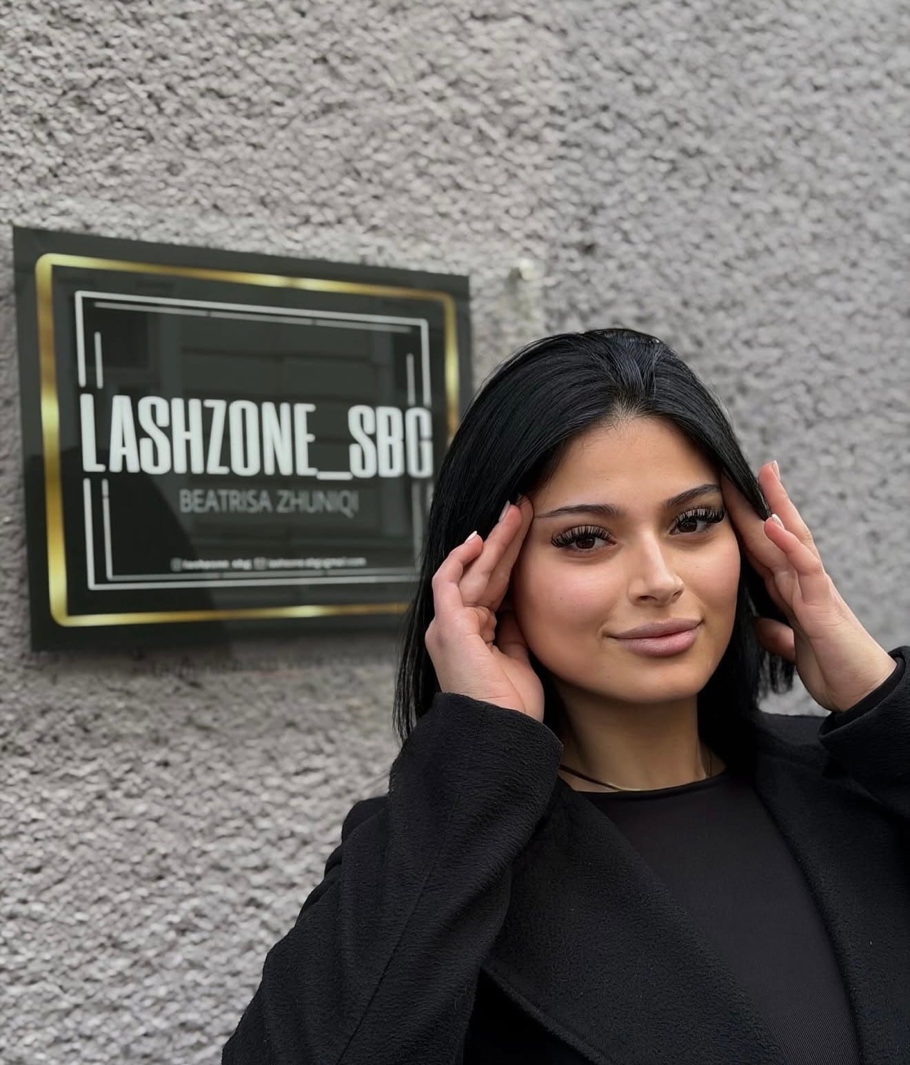 Eingang des LashZone SBG Studios in Salzburg