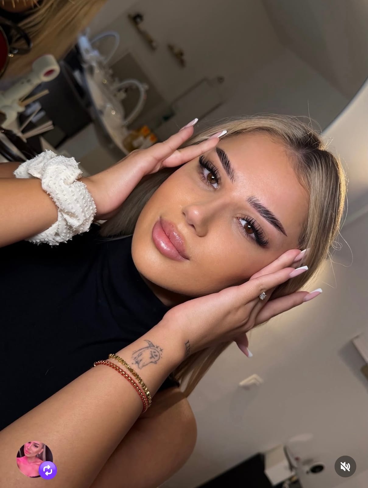 Zufriedene Kundin mit frischem Volume-Set